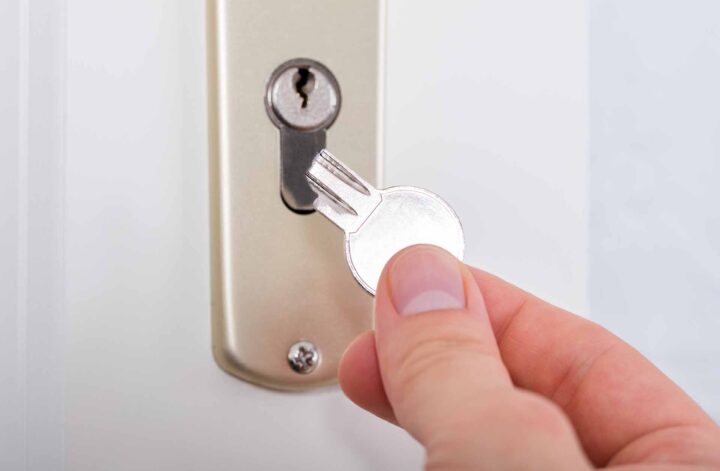 Cum să deblochez o ușă fără cheie? 3